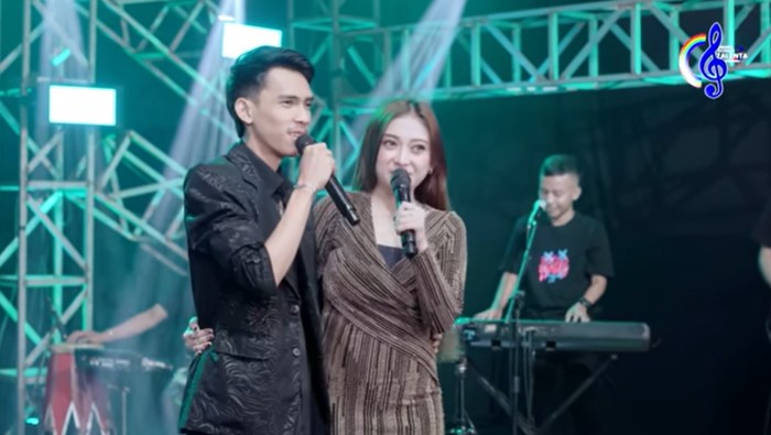 Shinta Arsinta feat Arya Galih menyanyikan lagu Lestari.