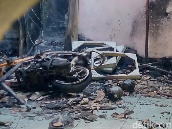 Sisa kebakaran toko elektronik di jalan raya Manisrenggo, Klaten, Rabu (3/7/2024).