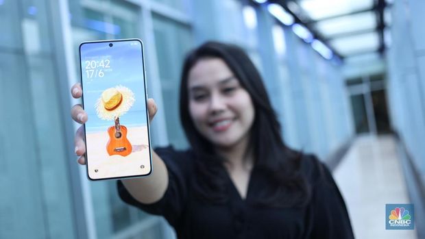 Smartphone POCO V6 hadir dengan desain body yang makin ringan dan tipis. (CNBC Indonesia/Tri Susilo)