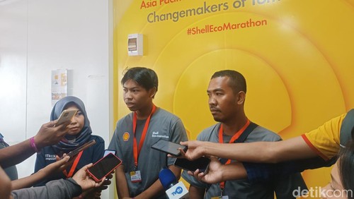 Manager Tim SMKN 1 Lingsar Hangga Eva Harisaputra (kanan) dan siswanya saat ditemui awak media di Media Center Sirkuit Mandalika, Rabu sore. Foto: (Edi Suryansyah/detiBali)