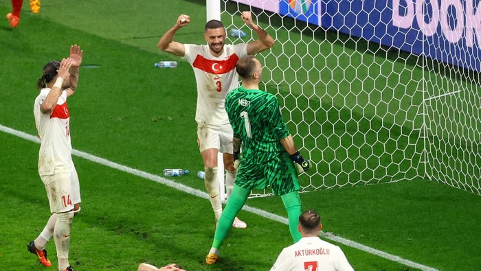 Soccer Football - Euro 2024 - Round of 16 - Austria v Turkey - Leipzig Stadium, Leipzig, Germany - July 2, 2024 Turkeys Mert Gunok celebrates after making a save from Austrias Christoph Baumgartner with Merih Demiral, Abdulkerim Bardakci and Kerem Akturkoglu REUTERS/Lisi Niesner
