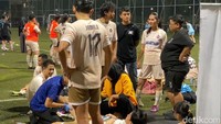 Setelah namanya terseret dalam masalah rumah tangga Andrew Andika dan Tengku Dewi, Soraya Rasyid seperti menghilang. Selasa (2/7/2024) malam, Soraya terlihat kembali bermain sepak bola bersama klub yang berisikan para selebritas. Foto: Desi/detikHOT