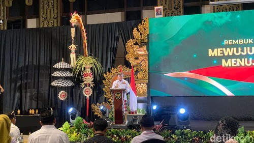 Staf Ahli Ideologi dan Konstitusi Kemenko Polhukam Irjen Andry Wibowo saat pidato dalam acara Rembuk Gerakan Indonesia Tertib di Kuta, Badung, Rabu (3/7/2024). (Rizki Setyo Samudro/detikBali)