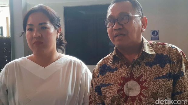 Stephanie bersama pengacaranya usai mediasi di Pengadilan Negeri Karawang