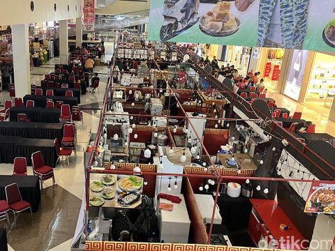 Suasana atrium di Solo Paragon Mal di mana acara festival kuliner nonhalal masih di nonaktifkan, pada Rabu (3/7/2024).