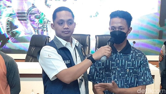 Tampang IB (baju biru) pelaku begal payudara di Tridadi, Sleman, saat dirilis di Mapolresta Sleman, Rabu (3/7/2024).