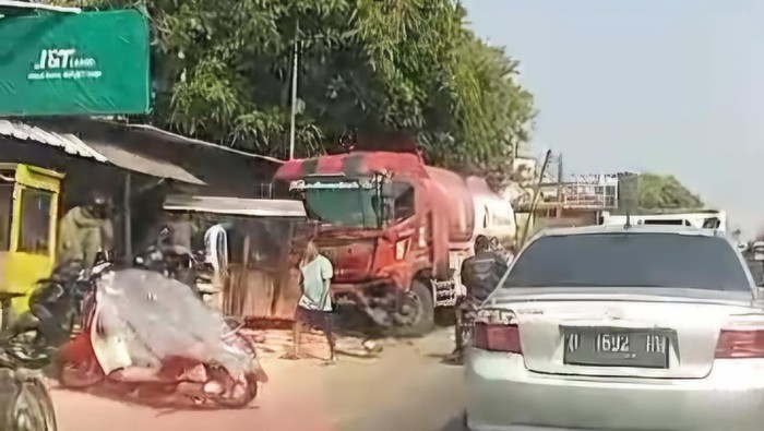 Tangkapan Layar video viral kecelakaan truk tangki BBM di Cipatat KBB