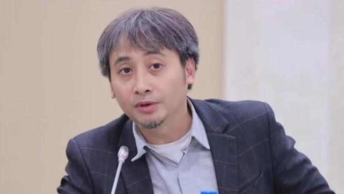 Penjaga stan perusahaan memberikan informasi kepada pencari kerja di Pusat Perbelanjaan di Medan Satria, Bekasi, Jawa Barat, Senin (4/3/2023). Kegiatan yang diadakan selama satu hari iitu meghadirkan 30 perusahaan sebagai upaya mendukung program pemerintah untuk mengurangi angka pengangguran dan menciptakan lapangan kerja formal. ANTARA FOTO/Fakhri Hermansyah/Spt.
