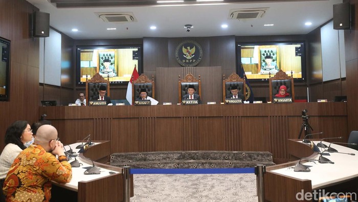 Terbukti Asusila, Ketua KPU Hasyim Asy'ari Diberhentikan DKPP Sidang kode etik ketua KPU Hasyim Asy'ari digelar oleh DKPP, Jakarta, Rabu (16/5/2024). Dalam sidang tersebut DKPP memberhentikan Hasyim Asy'ari dari jabatan Ketua KPU RI. Hasyim diberhentikan lantaran terbukti bersalah dalam perkara dugaan tindak asusila terhadap salah seorang PPLN untuk wilayah Eropa.