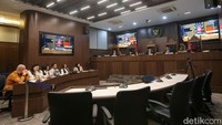 Kemudian sidang lanjutan digelar (6/6), DKPP memanggil Sekjen KPU RI Bernad Dermawan Sutrisno.