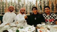 Thariq dan Atta Halilintar menampilkan sosok kakak dan asik yang sangat kompak. Bahkan saat makan malam dengan konten kreator asal Dubai untuk kerja sama, Thariq mendampingi kakaknya. Foto: Instagram/thariqhalilintar