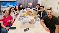 Keluarga Thariq kini tak hanya Gen Halilintar. Ia kerap menjamu banyak orang-orang terdekat yang sudah dianggap sebagai keluarganya sendiri. Foto: Instagram/thariqhalilintar