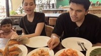Semenjak menjalin asmara dengan Aaliyah Massaid, pasangan ini seolah tak ingin terpisahkan. Thariq kerap mengajak Aaliyah untuk menikmati makanan enak bersama-sama. Foto: Instagram/thariqhalilintar