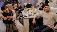 Walaupun hidup jauh dari keluarganya, Thariq selalu menyempatkan waktu. Menyambut keluarganya yang tiba di Indonesia dengan makan malam bersama menjadi waktu yang spesial baginya. Foto: Instagram/thariqhalilintar