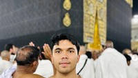 Pernyataan itu seolah menjadi olok-olokkan netizen. Menanggapi komentar tersebut Thariq Halilintar mengaku akan memberi hadiah umrah bagi netizen yang berkomentar dengan kalimat itu. Foto: Instagram/thariqhalilintar