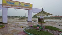 Banyak di antara mereka yang tertimpa atau terinjak-injak, saling berjatuhan, dan ada pula yang ambruk ke selokan pinggir jalan dalam kekacauan tersebut.