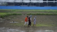 Anggota tim forensik menyelidiki tempat kejadian sehari setelah insiden penyerbuan yang berakibat fatal, di desa Fulrai, distrik Hathras, Uttar Pradesh, India, Rabu (3/7/2024).