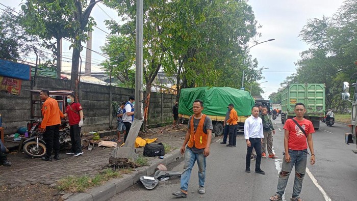 TKP kecelakaan yang menewaskan sopir truk di Surabaya