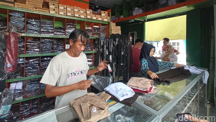 Toko seragam di Cirebon diserbu pembeli