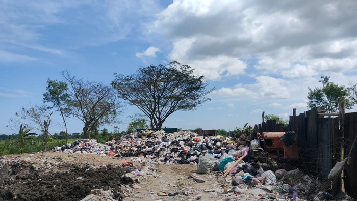 Tumpukan sampah di Pundong, Bantul, yang diduga berasal dari kota Jogja. Foto diunggah Rabu (3/7/2024).