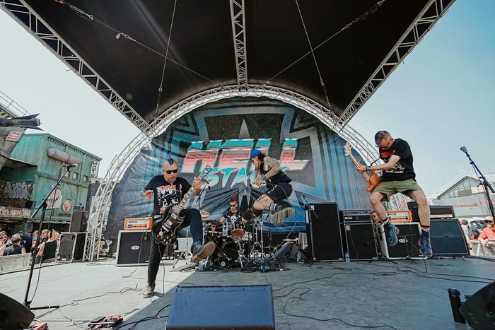 Turtles Jr. Turtles Jr. jadi band pertama Indonesia yang manggung di Hellfest 2024.