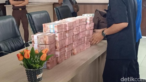 Keluarga terpidana korupsi I Gede Winasa menyerahkan uang pengganti dan denda di Kejaksaan Negeri (Kejari) Jembrana, Rabu (3/7/2024). (I Putu Adi Budiastrawan/detikBali).