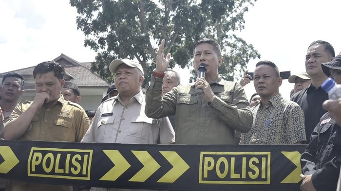 Wabup Bangka Barat (kiri), Bupati Bangka Barat (tengah) dan Ketua DPRD Babar saat menemui para pendemo.