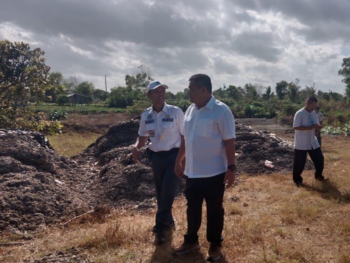 Wakil Bupati Bantul, Joko B Purnomo, meninjau lokasi tumpukan kompos yang sebagian besar berisi sampah di lahan pasir Patihan, Gadingsari, Sanden, Bantul, Rabu (3/7/2024).