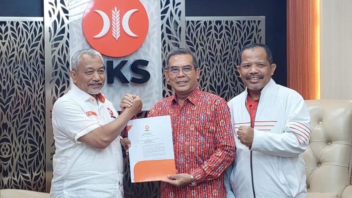 Wakil Bupati Dompu, Syahrul Parsan, saat menerima SK dukungan untuk Pilbup Dompu 2024 dari Presiden PKS Ahmad Syaikhu, Selasa (2/7/2024).