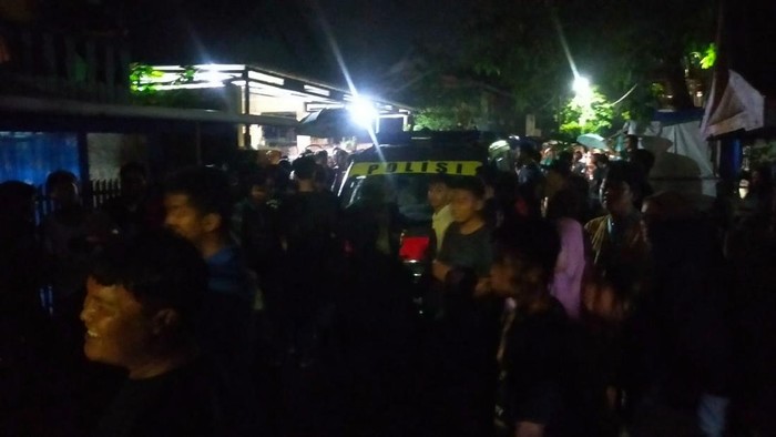 Warga memadati lokasi pria mencurigakan bersembunyi dalam gorong-gorong di Makassar.