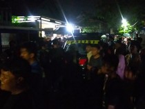 Pria Mencurigakan Dikepung Warga-Ngumpet di Got Diserahkan ke Dinsos Makassar