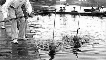 Begini penampakan anak-anak yang belajar berenang pada 1920-an. Foto: Facebook/History, Mistery, and Wonders of the World via Bored Panda