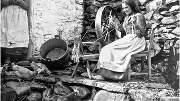 Seorang ibu mengajarkan anaknya menggunakan mesin pemintal. Kejadian di Irlandia pada 1904. Foto: Facebook/History, Mistery, and Wonders of the World via Bored Panda
