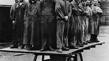 Cara pekerja Audi mendemonstrasikan kekuatan Audi 920. Foto diambil pada 1938. Foto: Facebook/History, Mistery, and Wonders of the World via Bored Panda