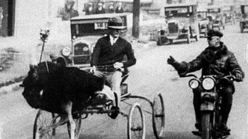 Penunggang burung unta disetop polisi karena melewati batas aman kecepatan di Los Angeles, 1930-an. Foto: Facebook/History, Mistery, and Wonders of the World via Bored Panda
