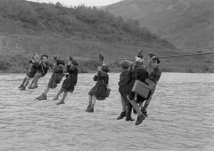 10 Foto Bersejarah Dunia, Bikin Terkesima Melalui grup Facebook History, Mistery, and Wonders of the World, kumpulan foto bersejarah berserta ceritanya dibagikan. Belajar banyak hal dari sini.