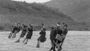 Anak-anak di Italia harus menyebrang sungai untuk ke sekolah pada 1959. Sedihnya di Indonesia masih ada yang begini. Foto: Facebook/History, Mistery, and Wonders of the World via Bored Panda