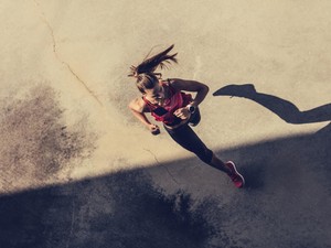 Keseringan Jogging Pakai Earphone? Waspadai Masalah Sensorineural, Ini Tandanya