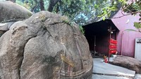 Batu dengan ukiran kapal ini berusia lebih dari 400 tahun. Ini adalah lorcha, kapal rongsokan yang digunakan di Laut China Selatan. Perahu jenis ini diyakini membawa Mazu, dewi laut China, ke Makau. Foto: (Dok Nograhany WK/detikcom)