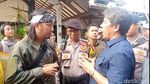 9 Momen Panas-Saling Dorong Antara Keluarga Ade Jigo dan Eksekutor Rumah
