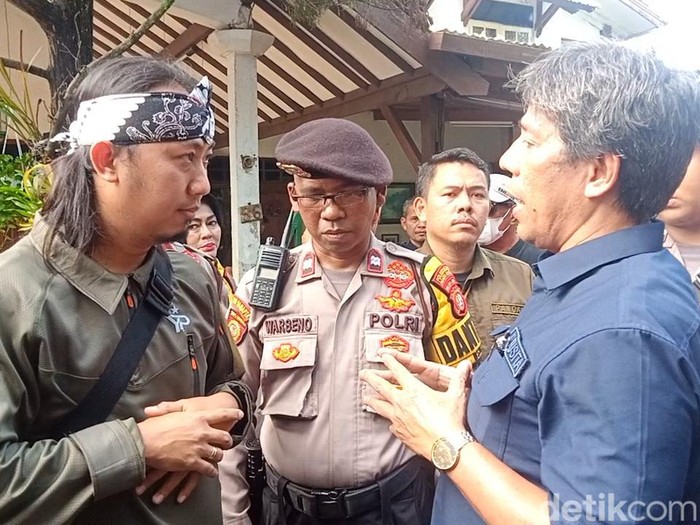 Ade Jigo Ade Jigo pertahankan rumah ortu agar tak dieksekusi PN Jaksel.