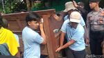 9 Momen Panas-Saling Dorong Antara Keluarga Ade Jigo dan Eksekutor Rumah