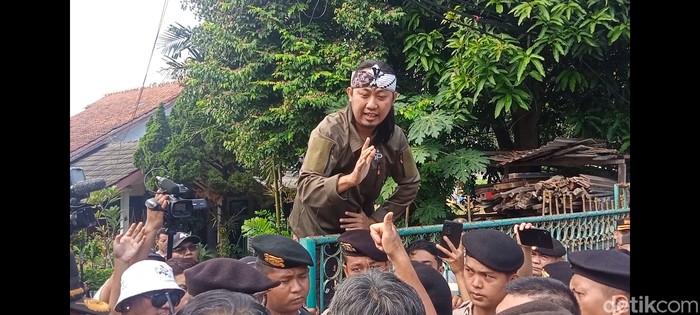 Ade Jigo Ade JIgo pertahankan rumah dan tanah warisan orang tua.