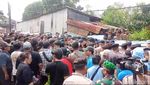 9 Momen Panas-Saling Dorong Antara Keluarga Ade Jigo dan Eksekutor Rumah