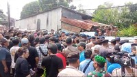 Sempat terjadi aksi saling dorong dari Ade Jigo dan warga ke pada petugas pihak Pengadilan Negeri Jakarta Selatan. Foto: Ahsan/detikHOT