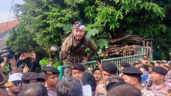 Ade Jigo Ade Jigo pertahankan rumah warisan orang tua yang jadi sengketa.
