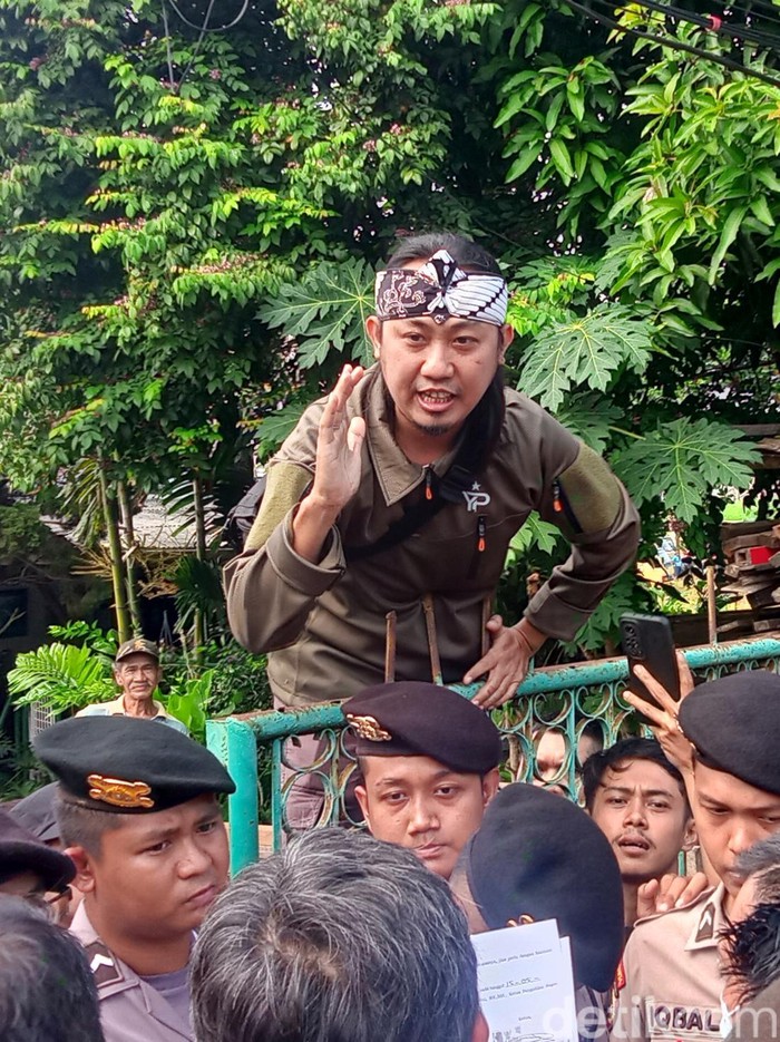 Ade Jigo Ade Jigo pertahankan rumah warisan orang tua yang jadi sengketa.