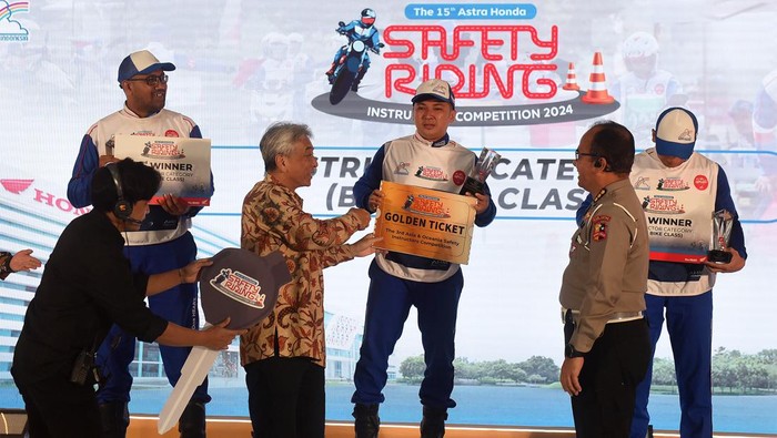 President Director PT Astra Honda Motor Susumu Mitsuishi memberikan sambutan dalam The 15th Astra Honda Safety Riding Instructors Competition (AHSRIC) 2024 di Astra Honda Motor Safety Riding Park (AHMSRP), Cikarang, Bekasi, Jawa Barat, Kamis (4/7/2024). PT Astra Honda Motor (AHM) kembali menggelar Kompetisi Instruktur Keselamatan Berkendara 2024 dengan melibatkan 120 instruktur safety riding, 2.690 advisor safety riding dari dealer Honda, dan 1.577 advisor dari komunitas Honda di seluruh Indonesia sebagai bagian dari komitmen perusahaan untuk menghasilkan SDM unggul dan terlatih dalam mendukung terciptanya budaya keselamatan berkendara yang aman dan nyaman di masyarakat. ANTARA FOTO/Indrianto Eko Suwarso/wpa.