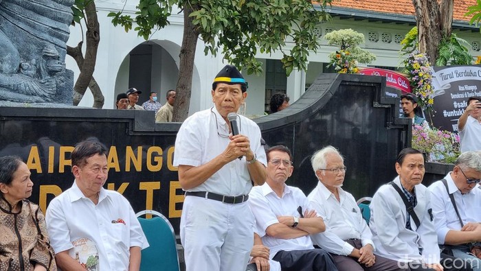 aksi bela fk unair usai Dekan FK Unair Dicopot