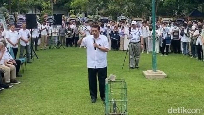 Aksi Bela Prof BUS di halaman FK Unair.